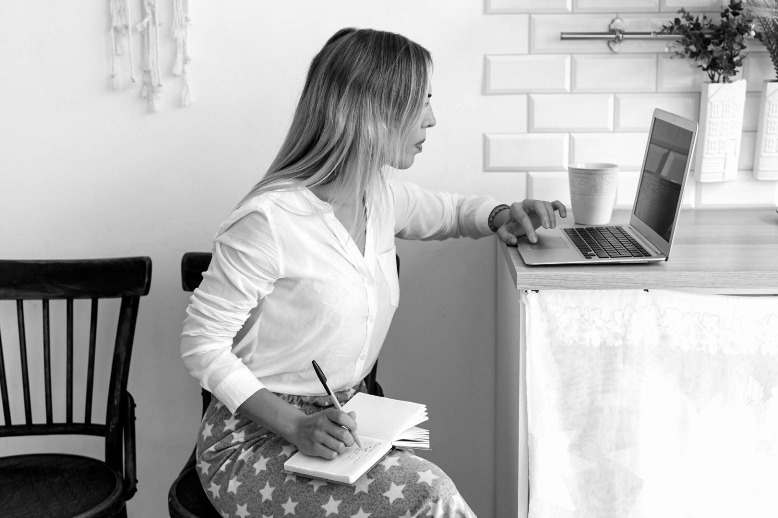 Besprechungsraum mit Whiteboard und Projektunterlagen